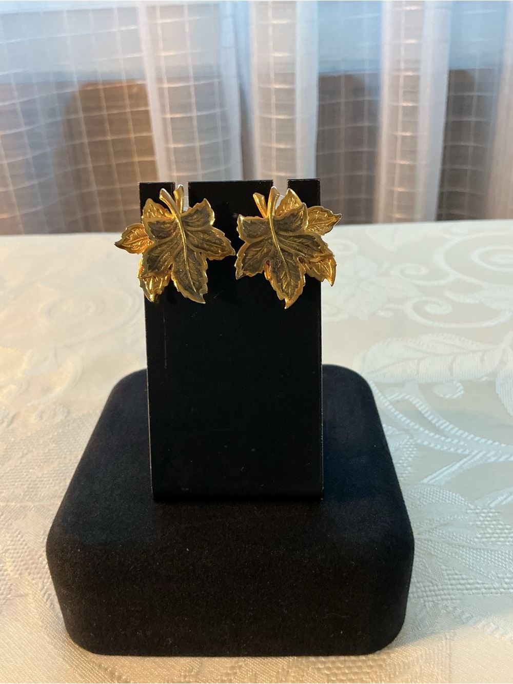 Maple Leaf Textured Vintage Unbranded Gold Tone Pierced Earrings